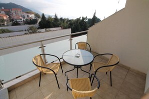 클래식 아파트, 침대(여러 개), 바다 전망 | 발코니