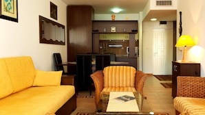 Appartement classique, 1 grand lit et 1 canapé-lit, vue sur la montagne | Aire de séjour