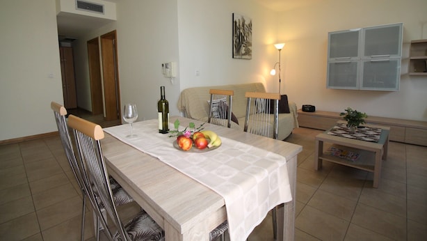 Appartement classique, Plusieurs lits, vue sur la montagne | Repas dans la chambre