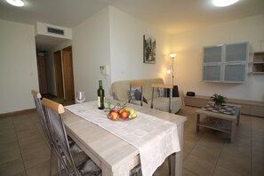 클래식 아파트, 침대(여러 개), 산 전망 | 객실 내 식사 공간