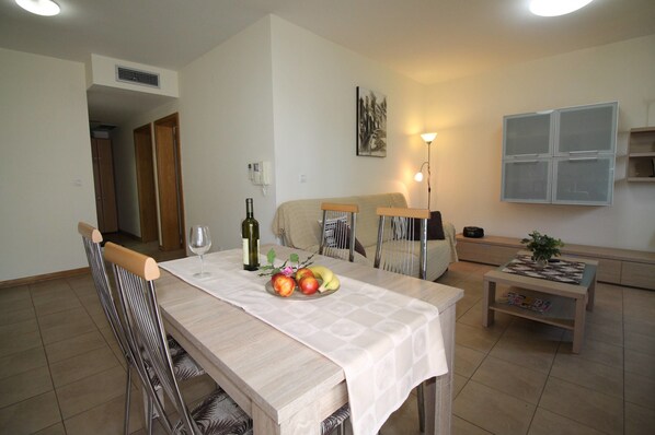 Departamento clásico, varias camas, vista a la montaña | Servicio a la habitación