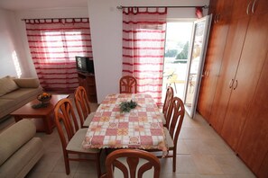 Apartamento clássico, várias camas, vista para o mar | Opções para refeição no quarto