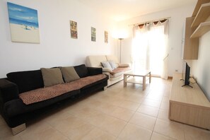 베이직 아파트, 침대(여러 개), 산 전망 | 거실 공간 | 스마트 TV