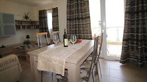 Appartement classique, Plusieurs lits, vue sur la montagne | Repas dans la chambre