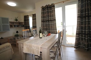 Classic Apartment, Multiple Beds, Mountain View | In-room dining