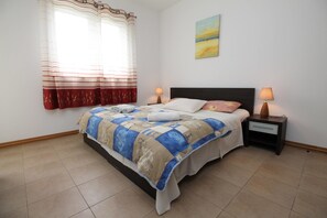 Apartamento básico, várias camas, vista para a montanha | Quartos à prova de som, ferros/tábuas de passar roupa, Wi-Fi de cortesia