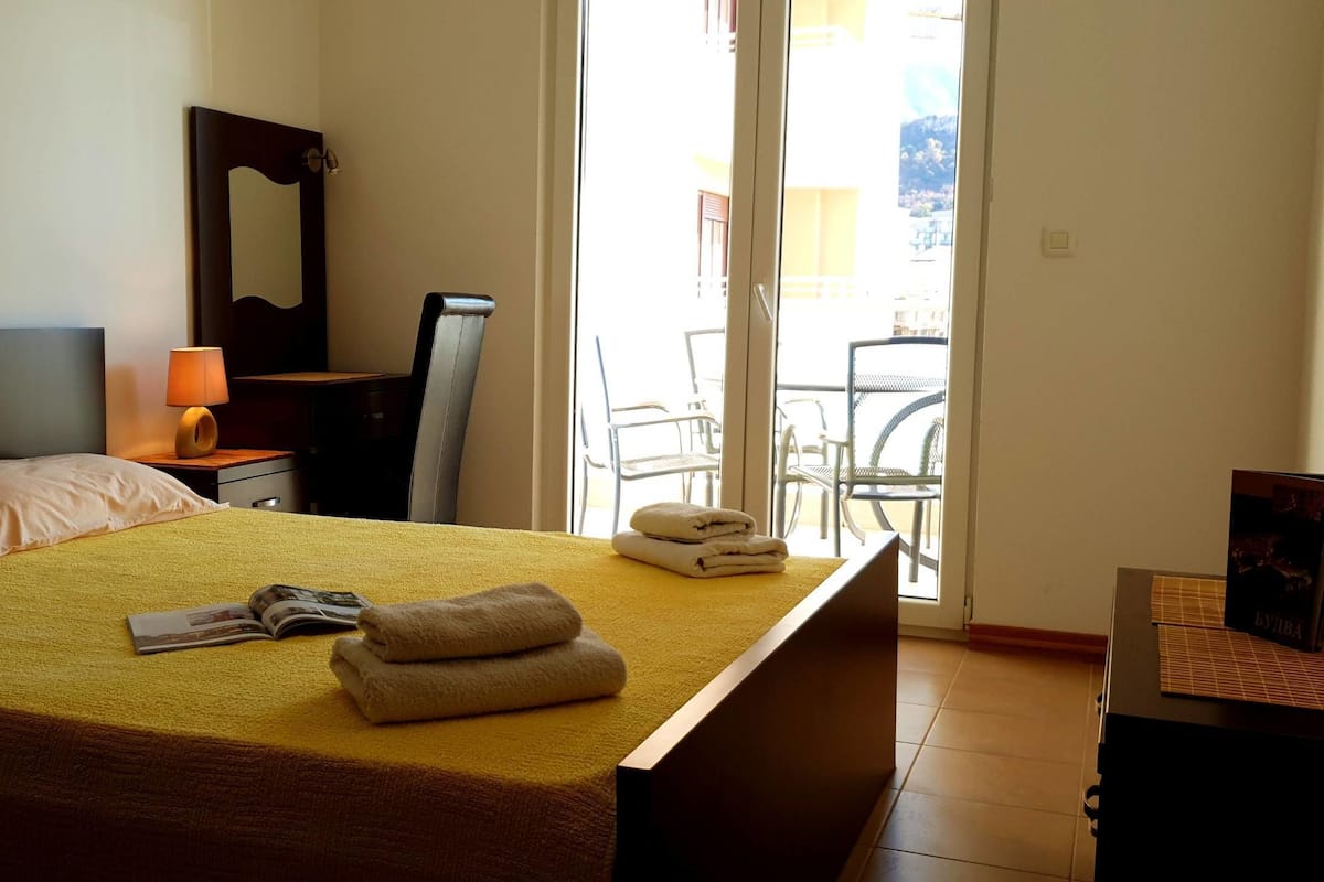 Classic Apartment, 1 Queen Bed with Sofa bed, Mountain View