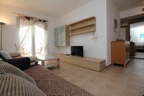 Departamento básico, varias camas, vista a la montaña | Baño | Regadera, amenidades de baño gratuitas, secadora de cabello, pantuflas