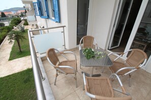 Departamento básico, varias camas, vista a la montaña | Balcón