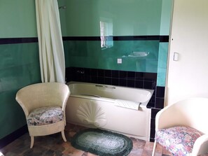 Ducha y bañera combinadas y artículos de higiene personal gratuitos