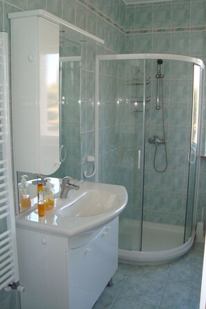 Apartment | Badezimmer | Dusche, kostenlose Toilettenartikel, Haartrockner, Handtücher