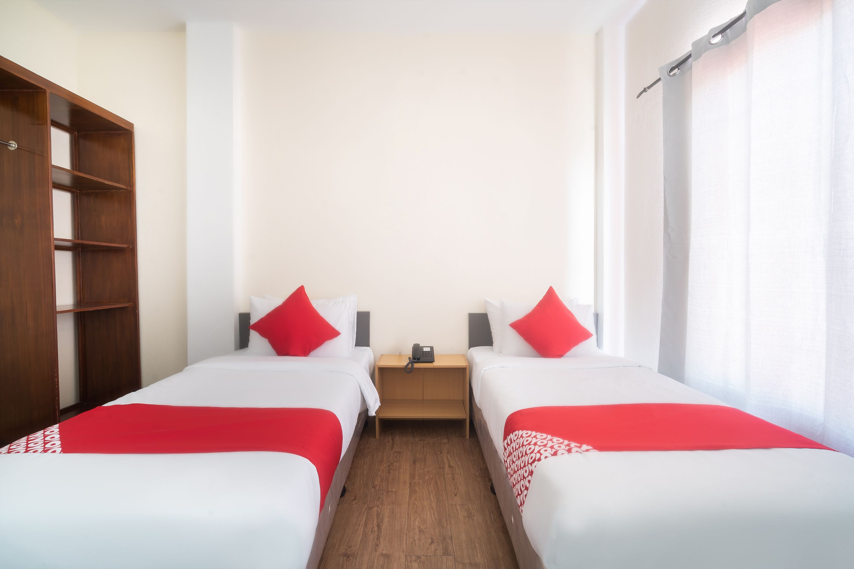 deluxe twin room | desk, free wifi, bed sheets