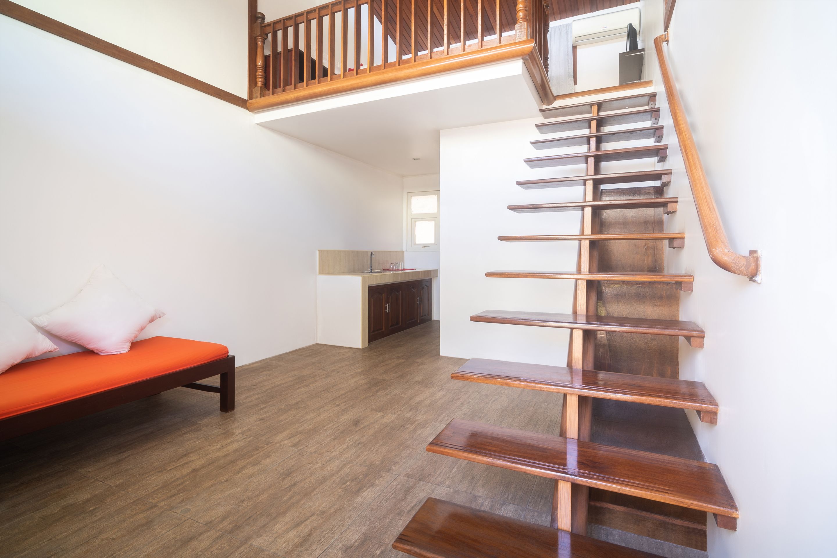 superior loft | desk, free wifi, bed sheets