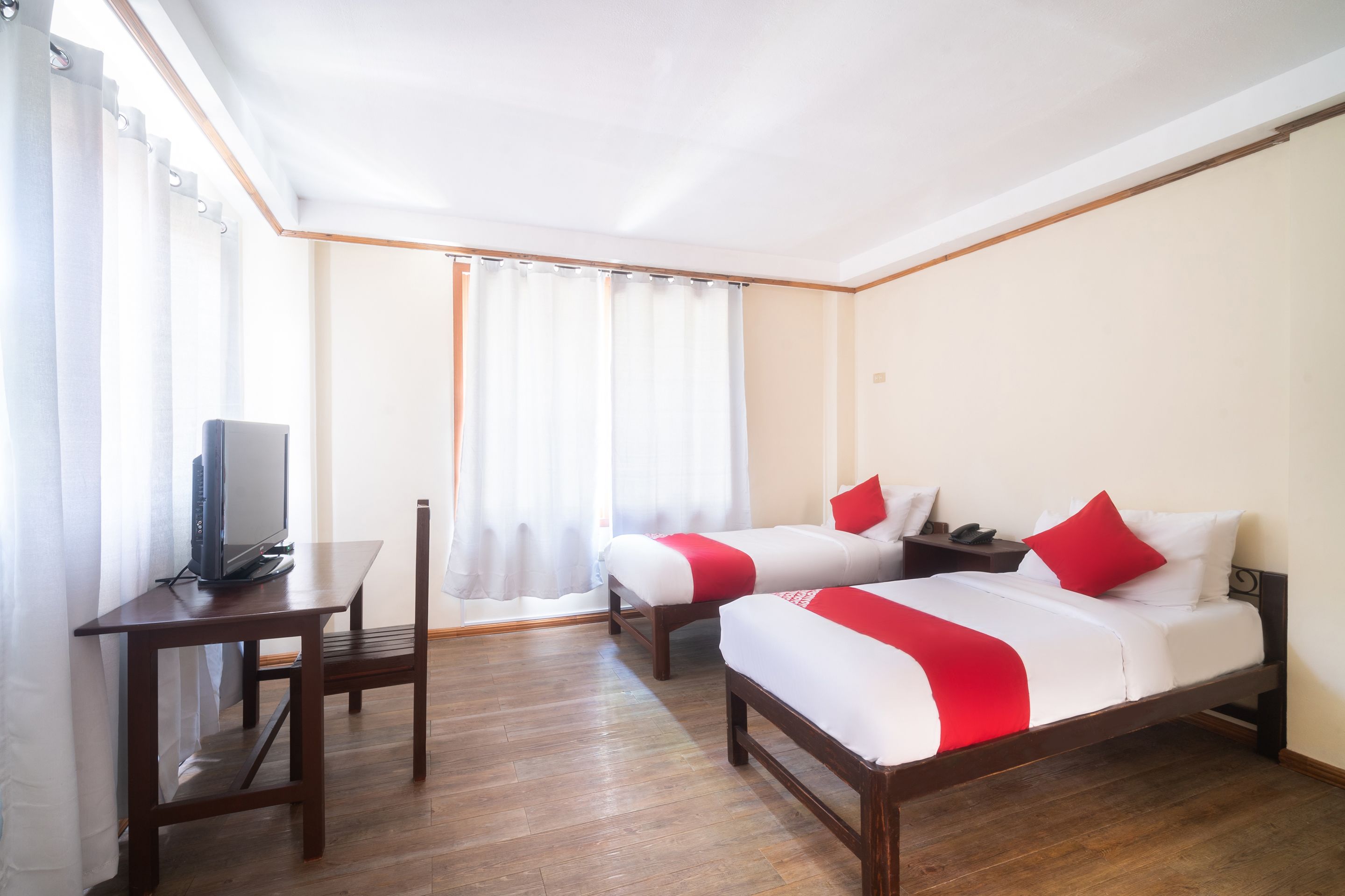 deluxe twin room | desk, free wifi, bed sheets