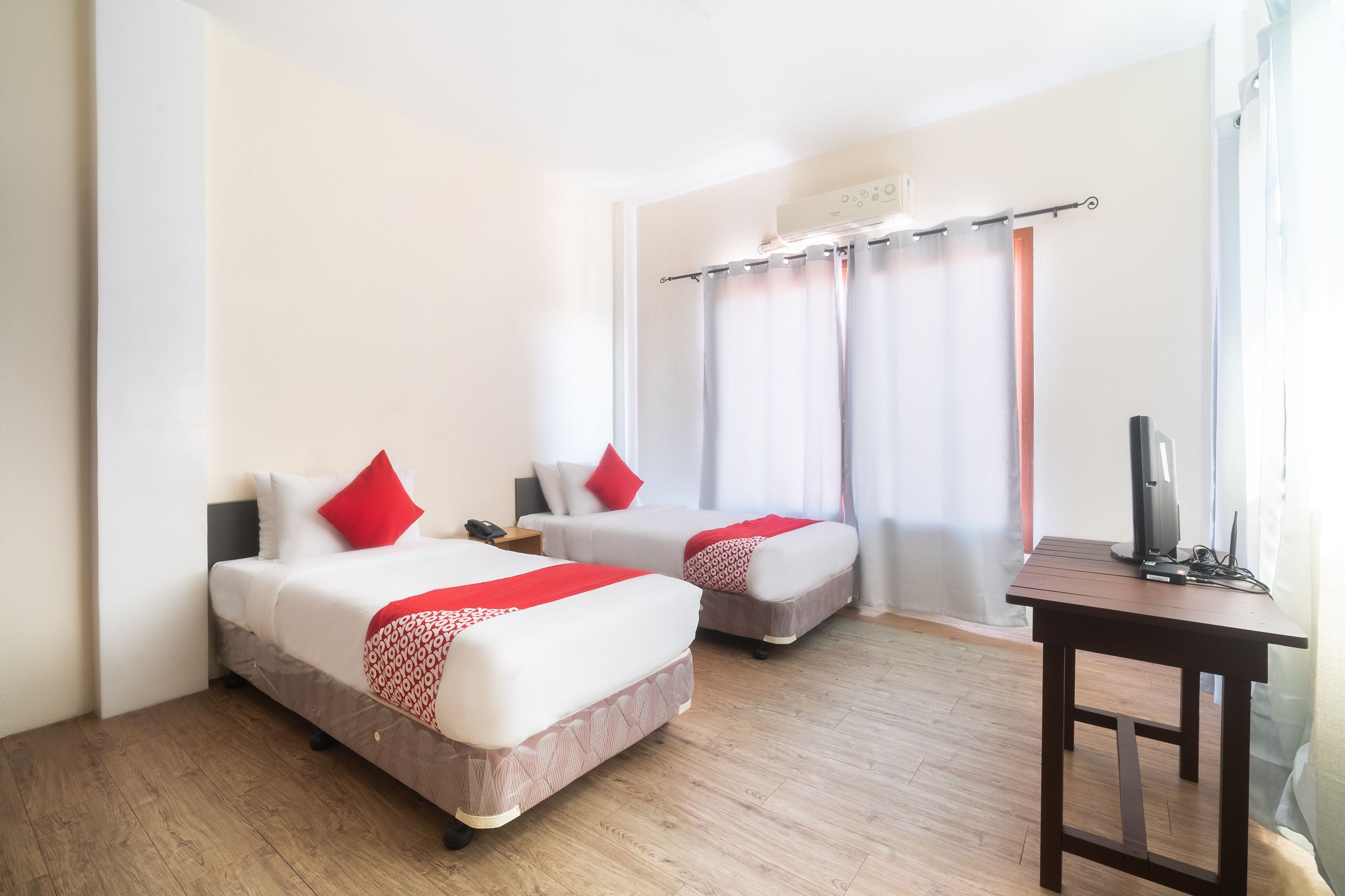 deluxe twin room | desk, free wifi, bed sheets