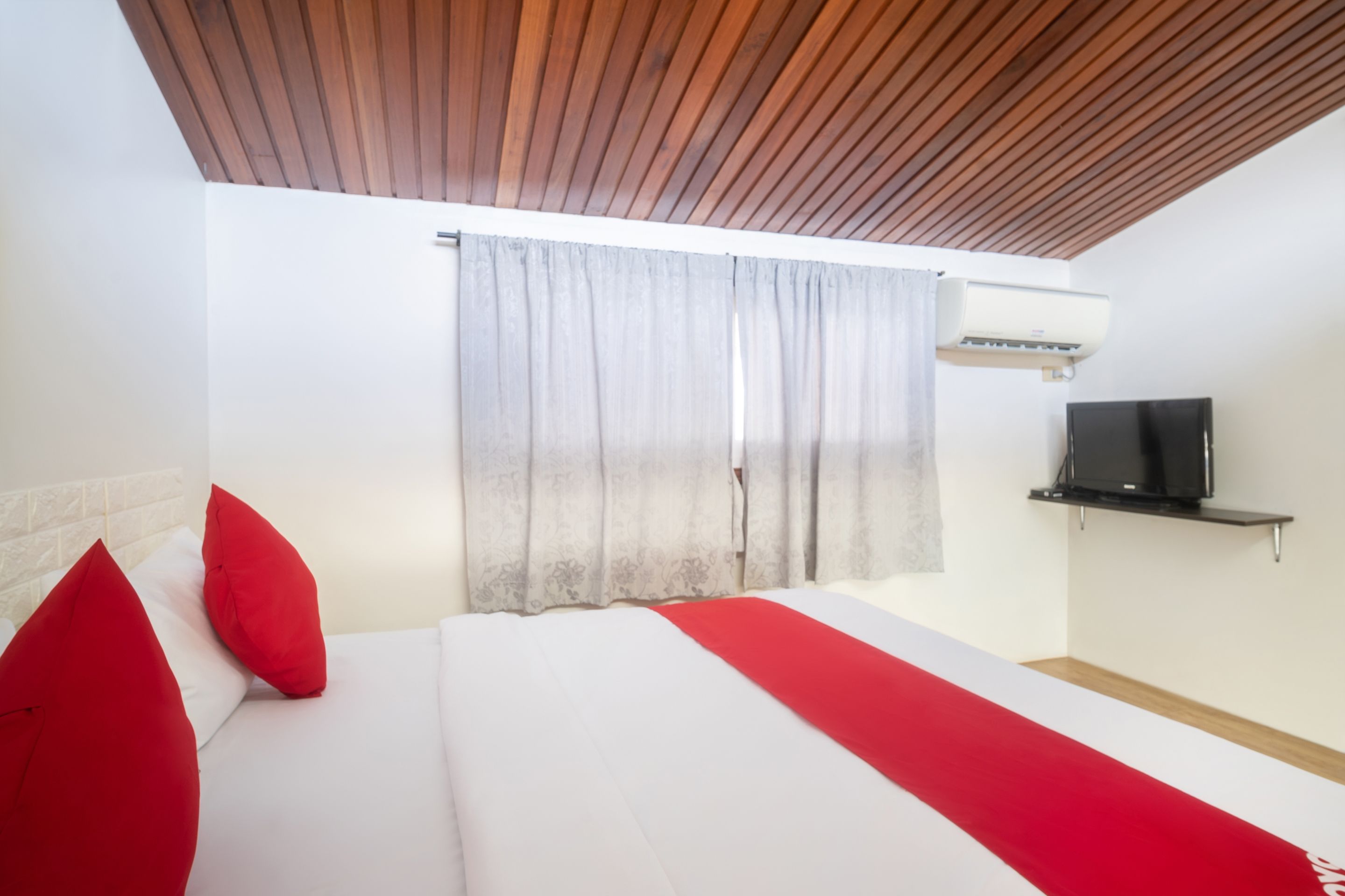 superior loft | desk, free wifi, bed sheets