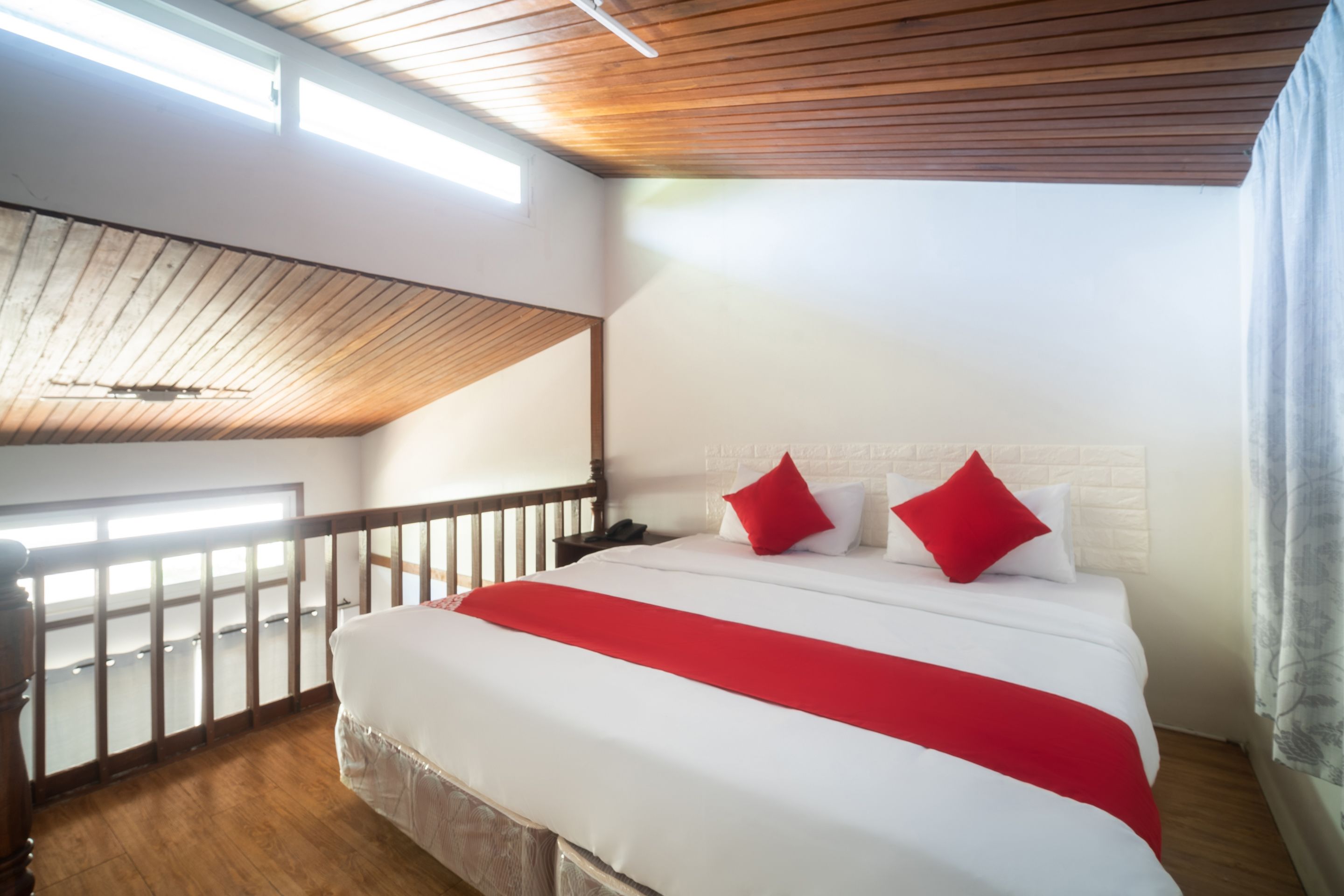 superior loft | desk, free wifi, bed sheets