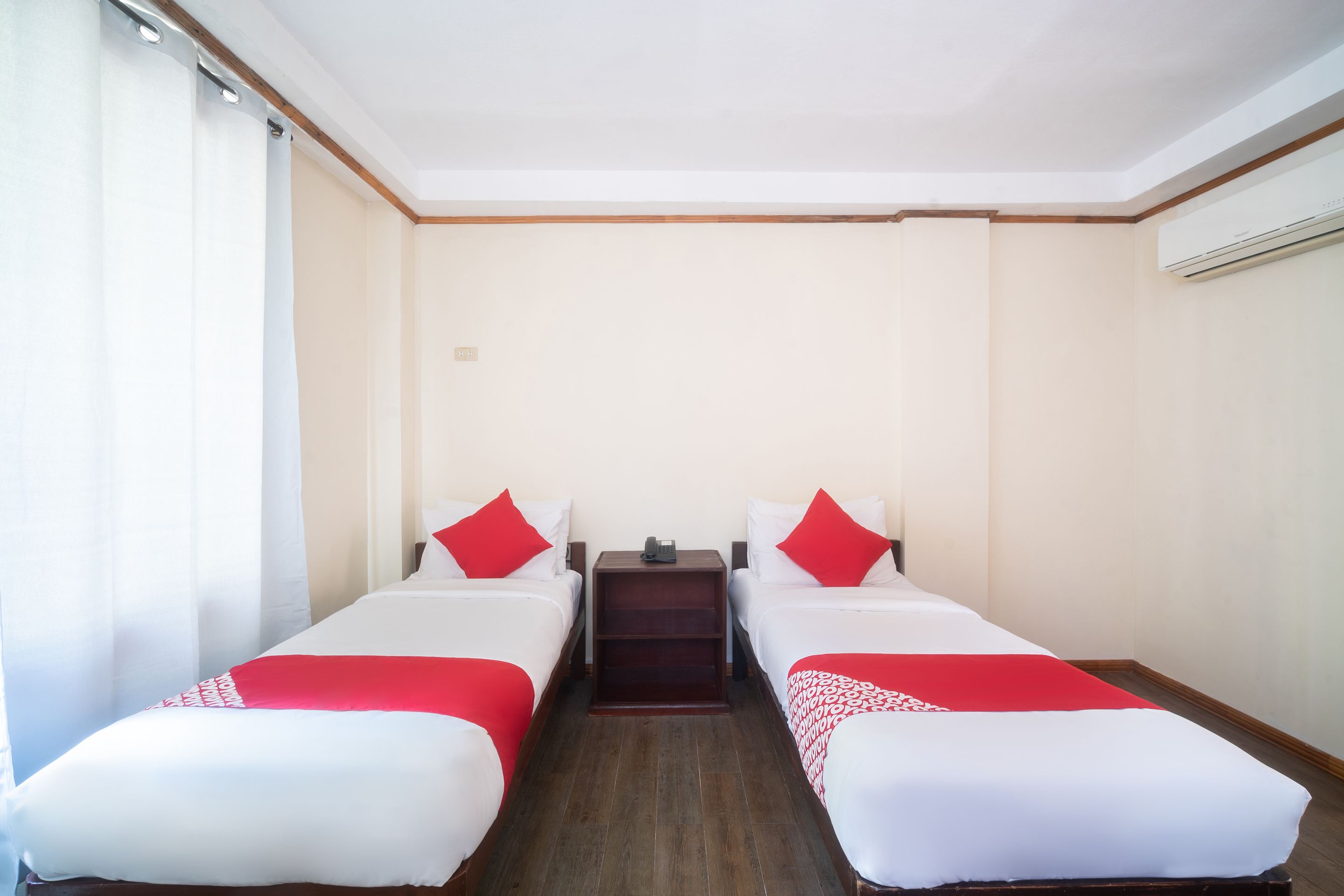 deluxe twin room | desk, free wifi, bed sheets