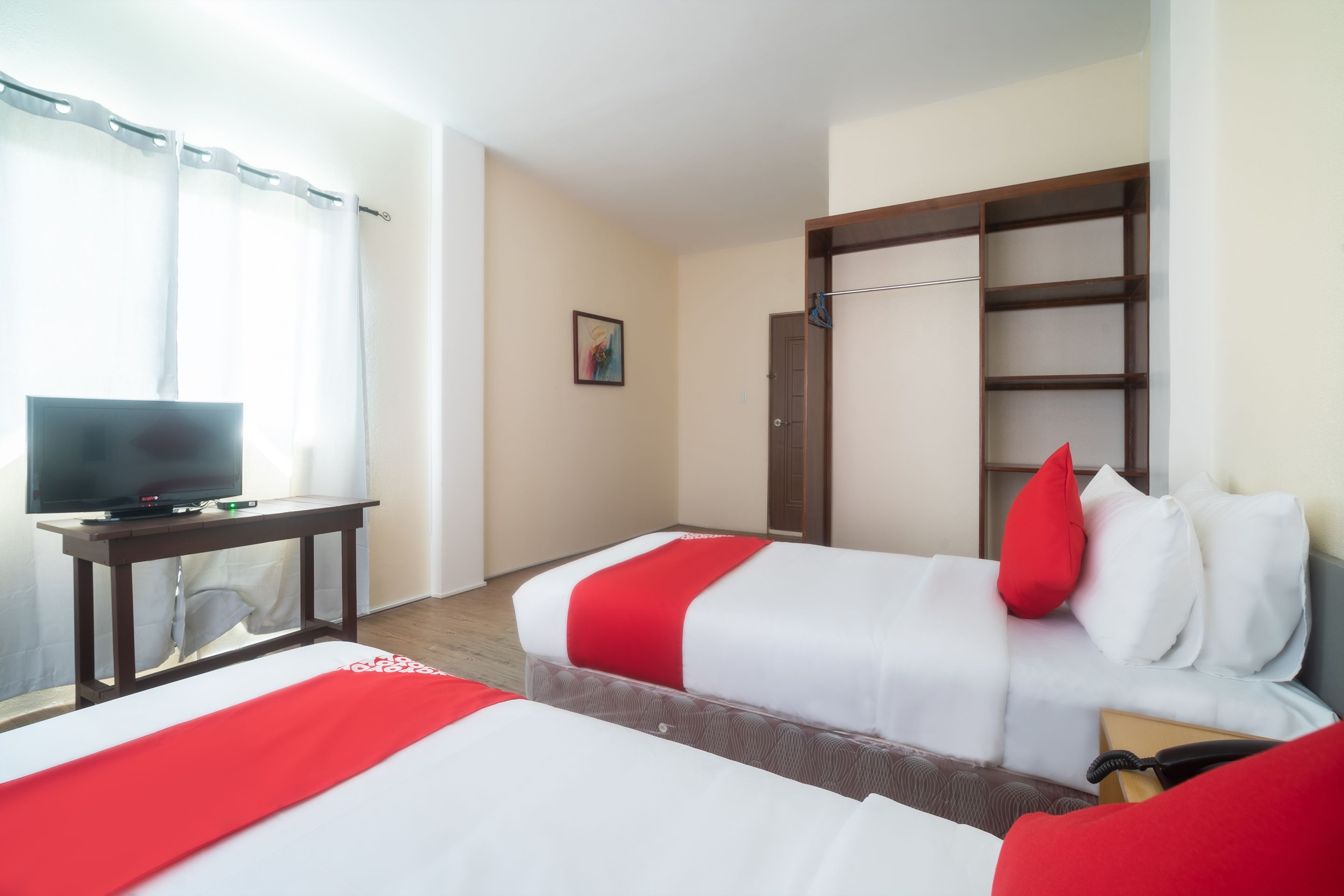 deluxe twin room | desk, free wifi, bed sheets