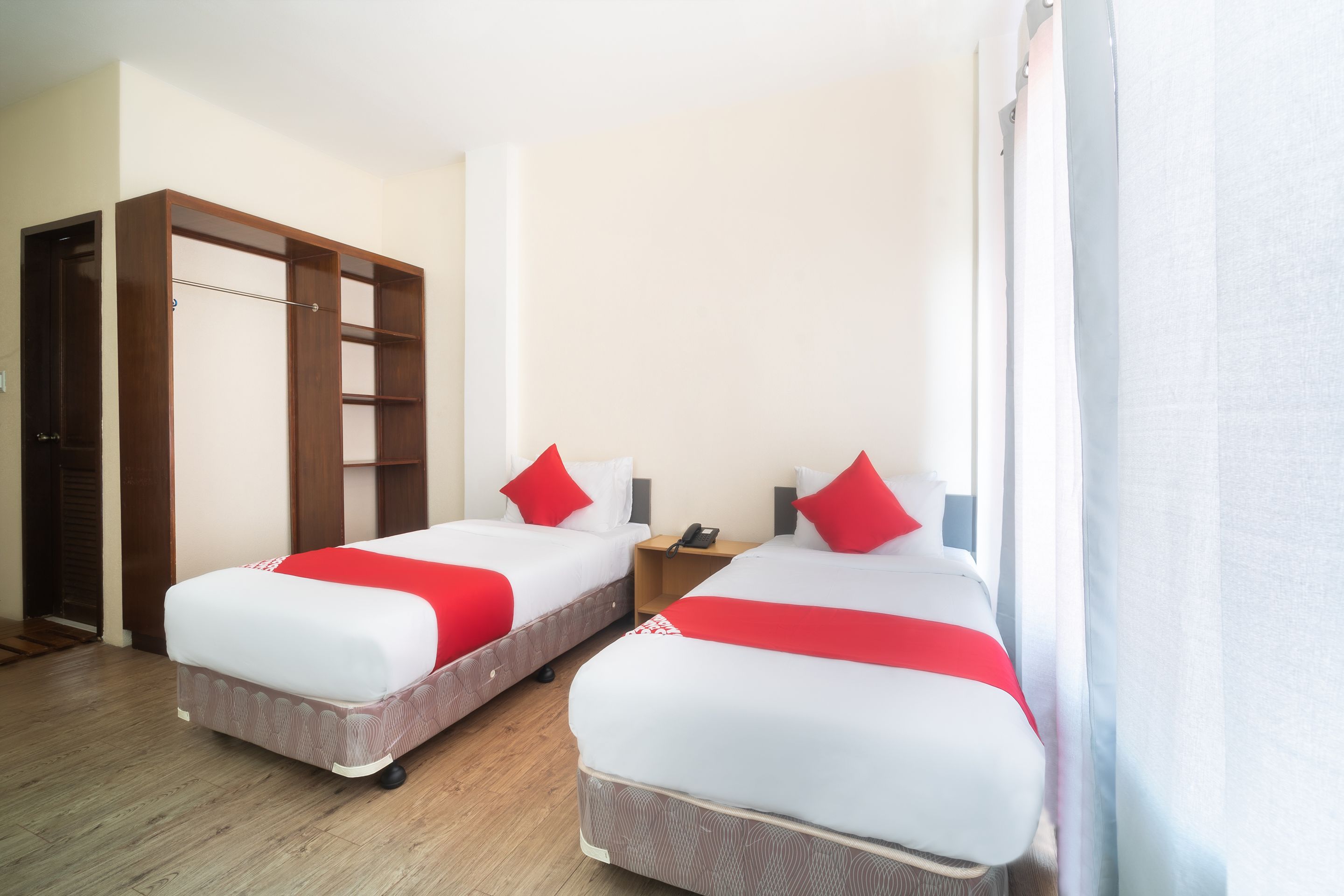 deluxe twin room | desk, free wifi, bed sheets