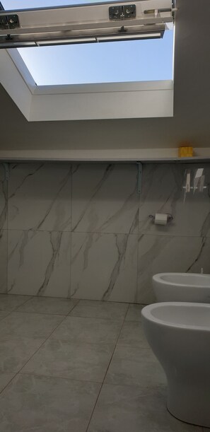 Quarto clássico | Banheiro | Chuveiro, chuveiro com efeito de chuva, secador de cabelo 