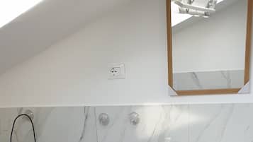 Phòng phong cách cổ điển | Phòng tắm | Buồng tắm vòi sen, vòi sen phun mưa, máy sấy tóc, khăn tắm