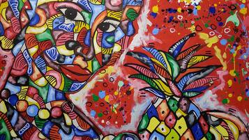 Une peinture abstraite aux couleurs vives, composée de formes géométriques.