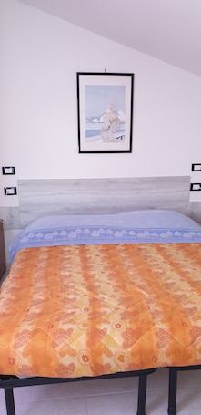 Escritorio, wifi gratis y ropa de cama . Le ACACIE rooms ( ex B&B )