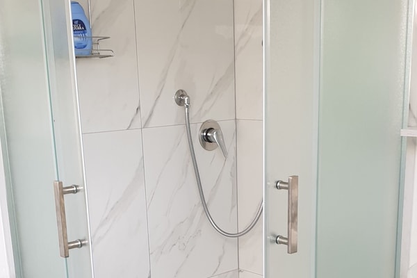 Chambre, salle de bains privée | Salle de bain | Douche, douche à « effet pluie », sÚche-cheveux, serviettes fournies