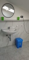 Ducha, cabezal de ducha tipo lluvia, secador de pelo, toallas