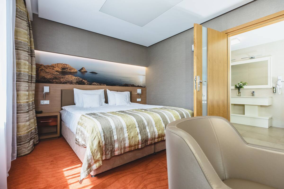 Minibar, caja de seguridad en la habitación y escritorio