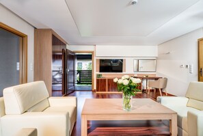 Minibar, caja de seguridad en la habitación y escritorio
