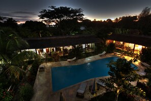 Outdoor pool, pool loungers - Tropic Hôtel (Nosy Be)