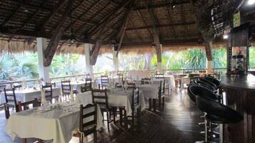 Petit déjeuner, déjeuner et dßner servis sur place