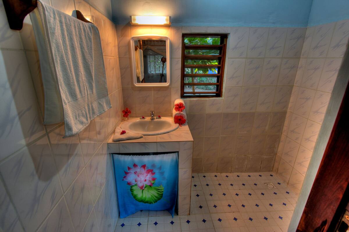 Bungalow clásico, 1 cama matrimonial, vista a la alberca | Caja de seguridad en la habitación, escritorio y wifi gratis