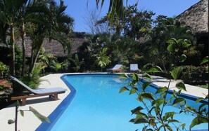 Outdoor pool, pool loungers - Tropic Hôtel (Nosy Be)