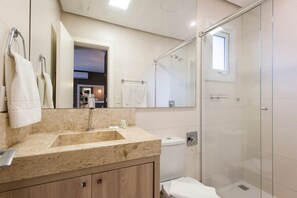 Appartement | Salle de bain | Douche, sèche-cheveux, serviettes fournies