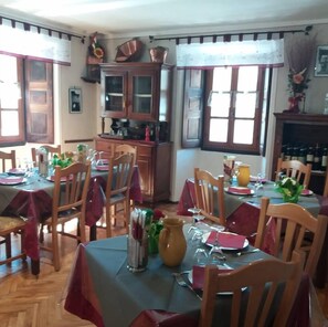 Lunch and dinner served, local cuisine - La Tano Di Grich (Prazzo)