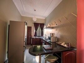 Refrigerador con freezer, microondas, horno, placa de cocina