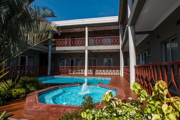 Piscina externa, guarda-sóis, espreguiçadeiras