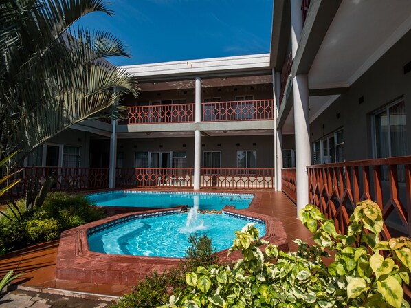 Ulkouima-allas, aurinkovarjoja, aurinkotuoleja