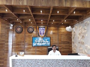 Reception - Hotel Maryland by Sky Stays (Vadodara)