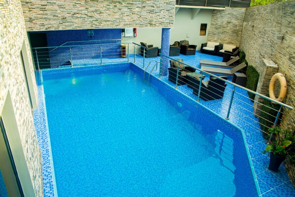 Una piscina al aire libre