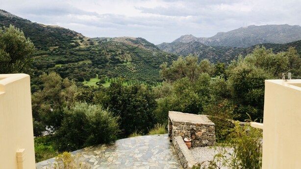 A stone pathway leading to a stone wall with a view of a lush valley and mountains. - Kreta-Auszeit Ferienhaus Anidri (Kantanos-Selino)