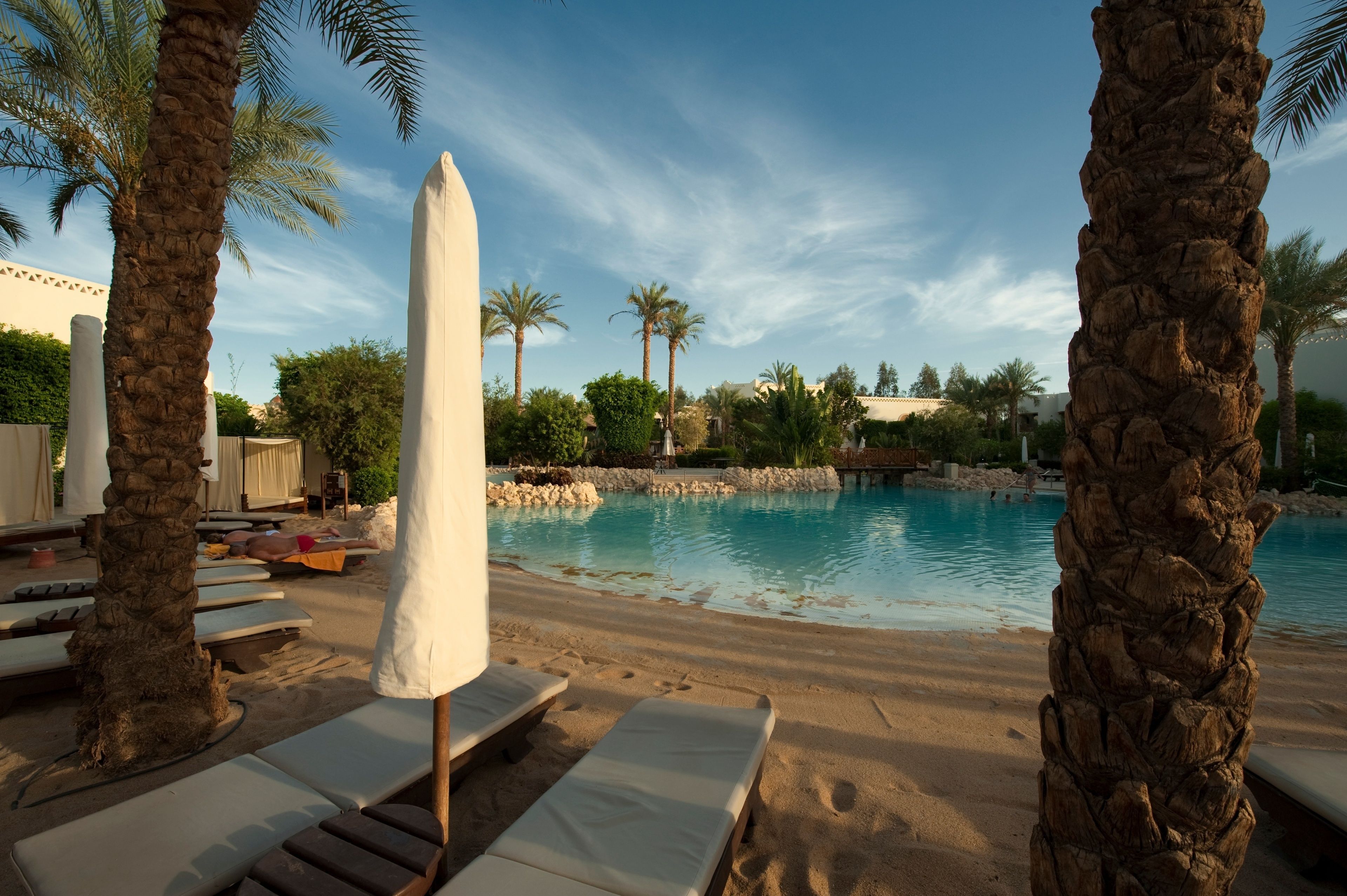 2 utendørsbassenger, bassengparasoller og solsenger