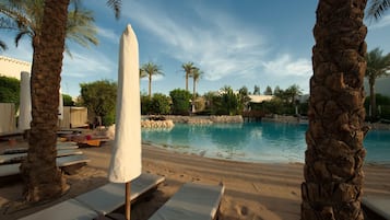 2 utendørsbassenger, bassengparasoller og solsenger