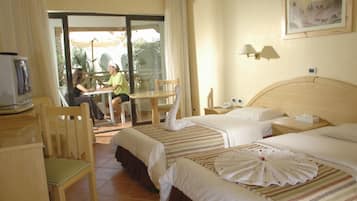 Coffres-forts dans les chambres, rideaux occultants, draps fournis