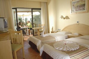 Caja de seguridad en la habitación, cortinas blackout y ropa de cama 