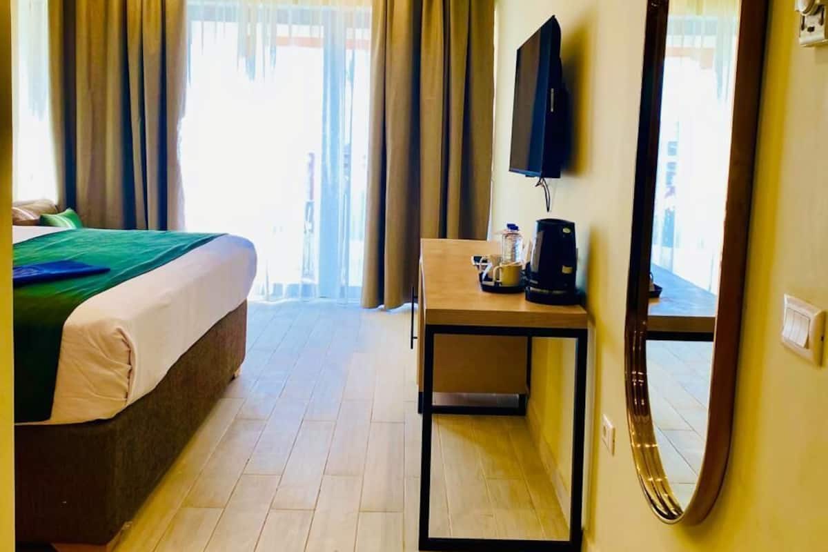 Quarto luxo, vista para a piscina | Cofres nos quartos, cortinas blackout, roupa de cama