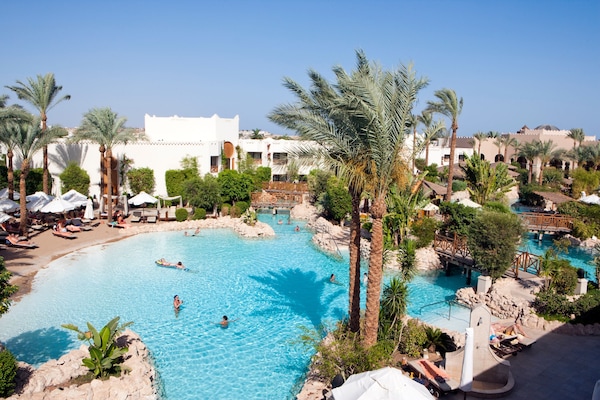 2 piscinas externas, guarda-sóis, espreguiçadeiras